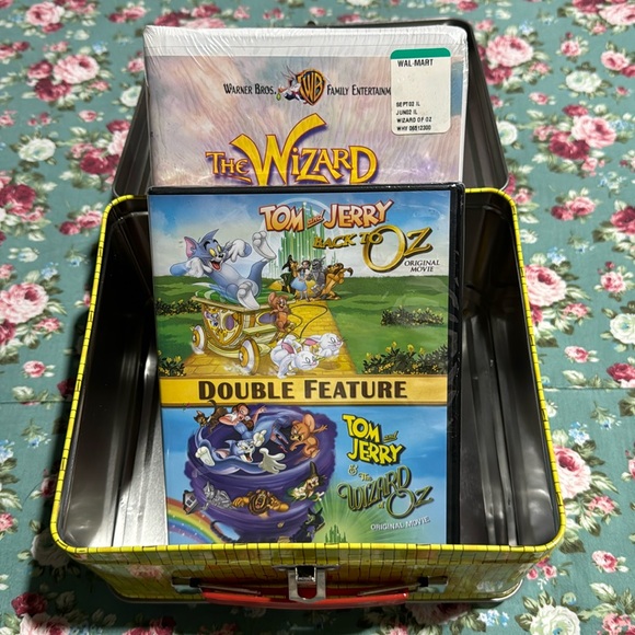The Wizard of Oz! Lunchbox, DVD, & VHS! Movies are sealed. Excellent condition💫 - Picture 9 of 16